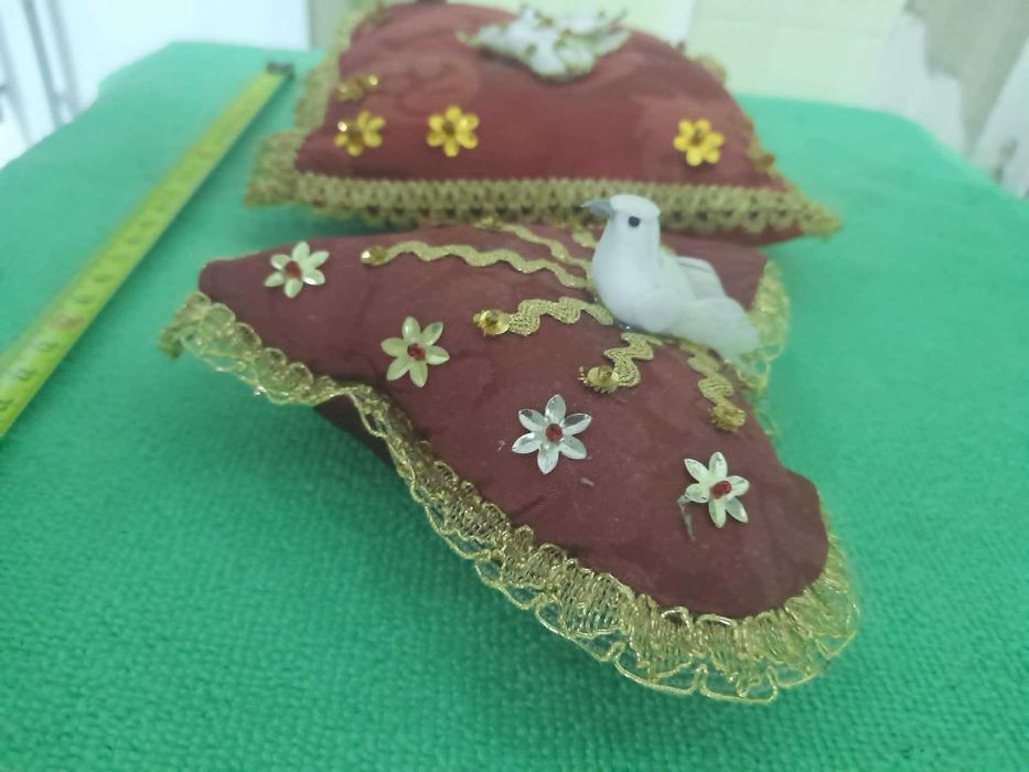 Almofadas artesanais dedicadas ao Espirito Santo.