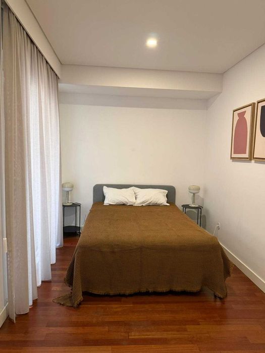 Cama Ikea Cinzenta 140x200 + Colchão + Mesas de cabeceira e cadeeiros