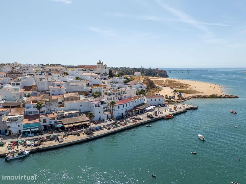 Ferragudo: Onde uma Ruína se Transforma em 3 Apartamentos de Valor