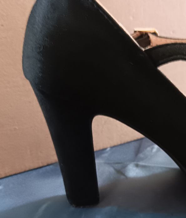 Sapatos 38 camurça salto muito alto