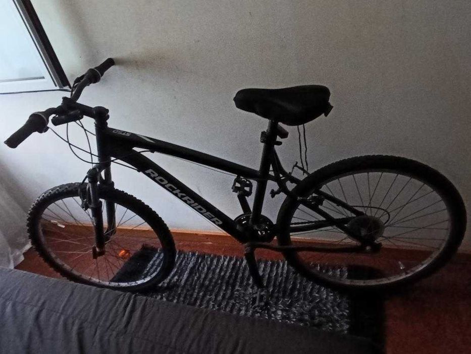 Bicicleta preta e branca