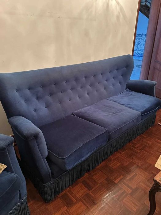 Sofá Clássico em Veludo Azul Royal com Franjas e Capitoné – 3 Lugares
