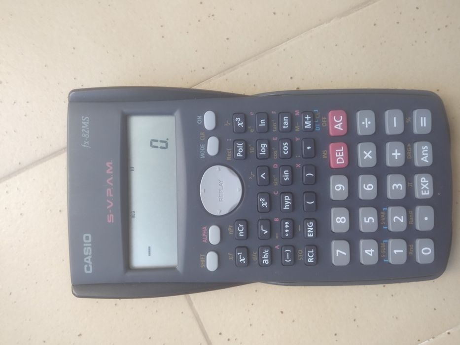 Calculadora Casio fx-82MS
