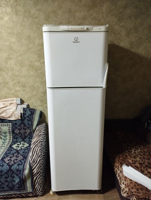 Холодильник indesit