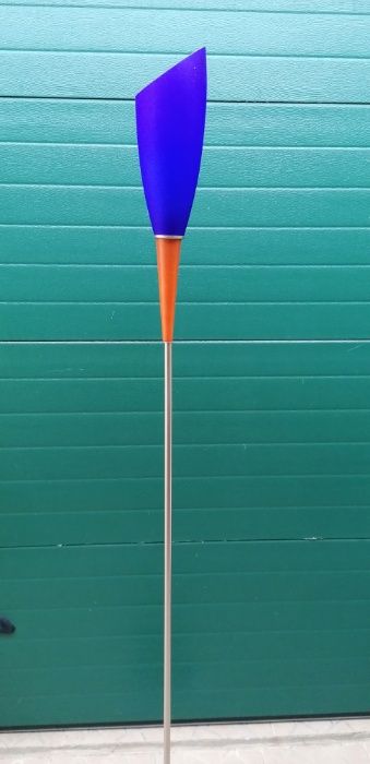 Candeeiro de Pé Alto de Design Único - Inox, Madeira e Cores Vibrantes