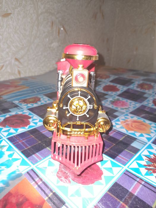 Игрушечный паровозик