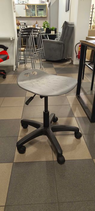 Fotel na kółkach, obrotowy WYPRZEDAŻ tworzywo, niski