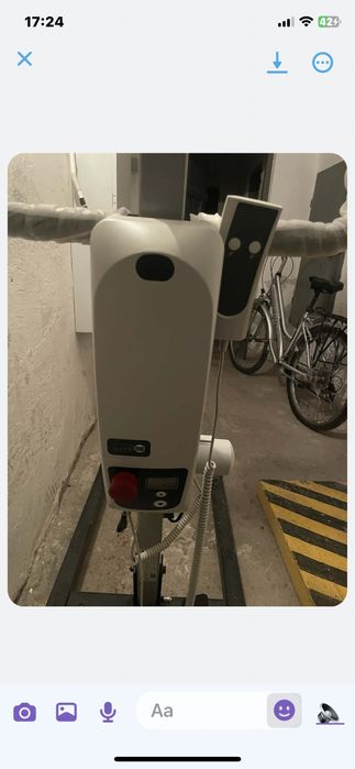 Podnośnik transportowy sterowany elektrycznie.