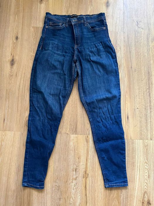 niebieskie, obcisłe dżinsy damskie