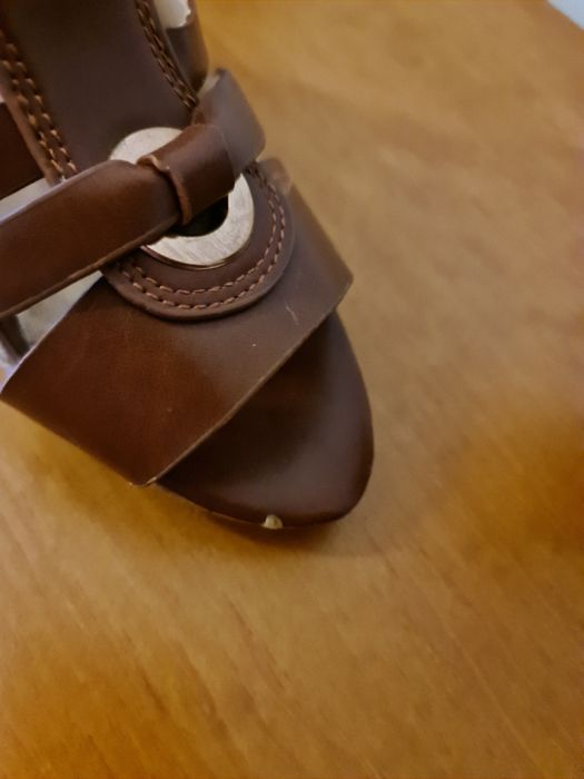 Sapatos castanhos salto alto