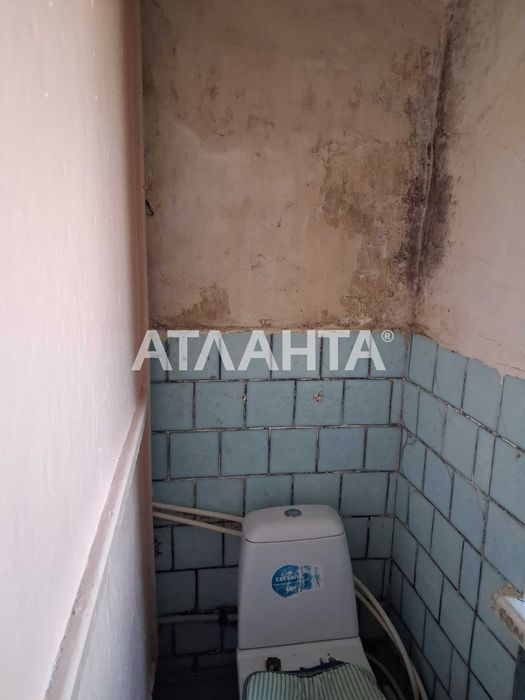 Комната в коммунальной квартире на среднем этаже  в Лузановке