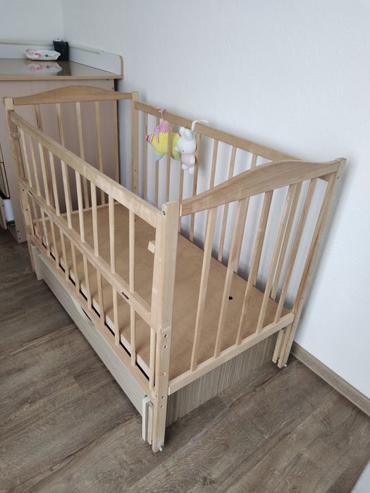 Дитяче ліжечко маятник з матрацом ,в подарунок віддам постіль