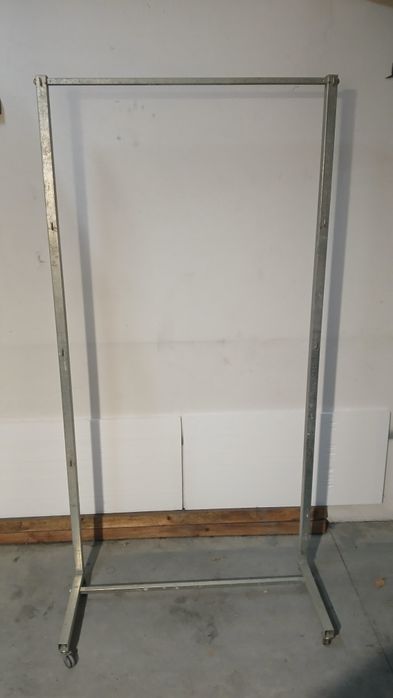 Suporte com rodas para viveiros de criação