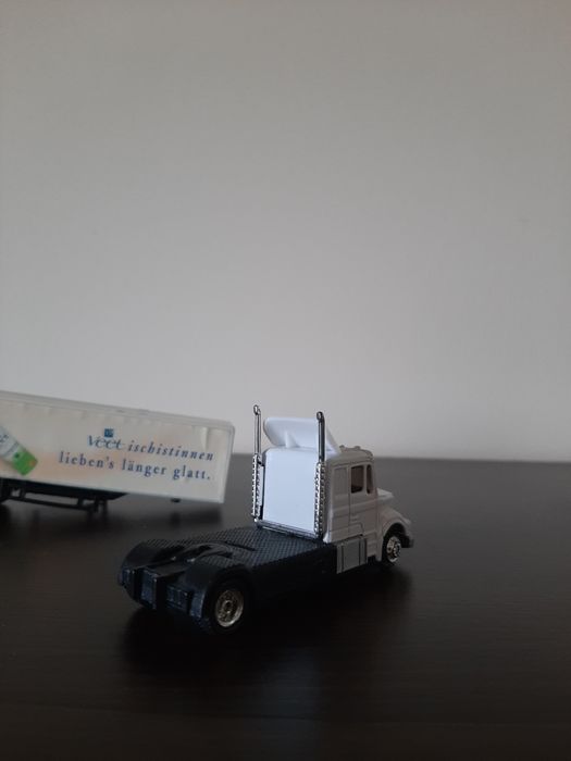 Biały zabawkowy samochód ciężarowy z naczepą