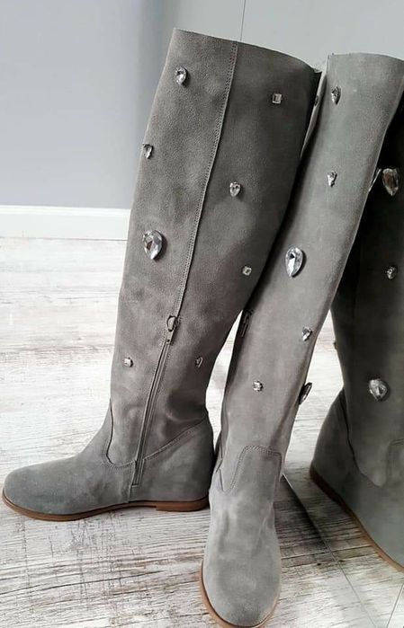Eleganckie kozaki letnie kamienie skóra zamszowa