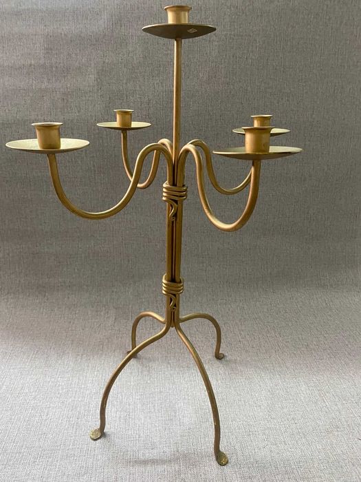 Candelabro dourado em ouro velho