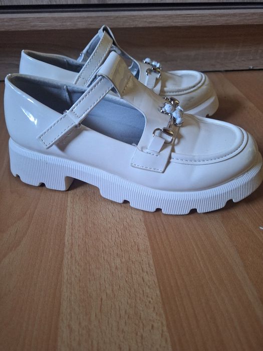 Lakierki galowe na traperze rozmiar 35