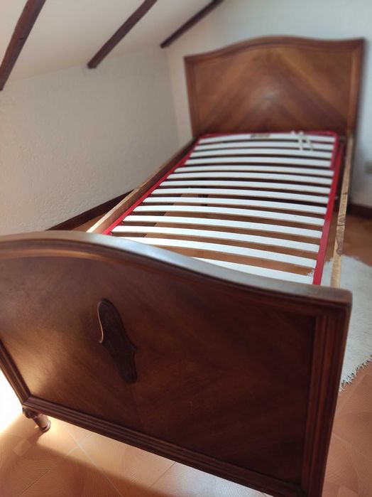 Cama com estrado em muito bom estado