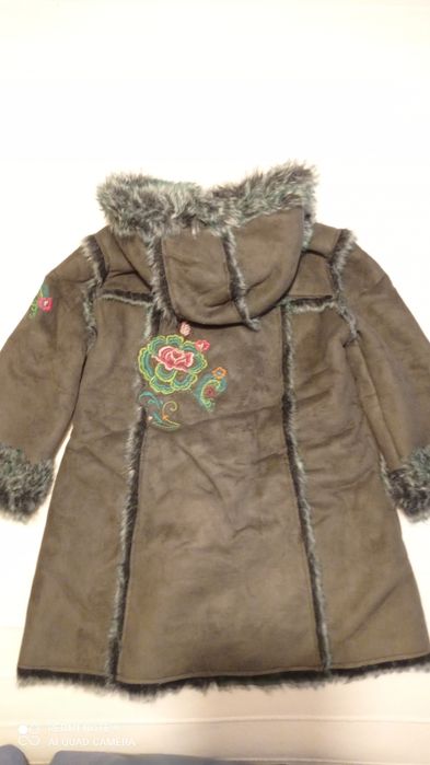 Parka Catimini de menina bordada e forrada a pelo verde tropa