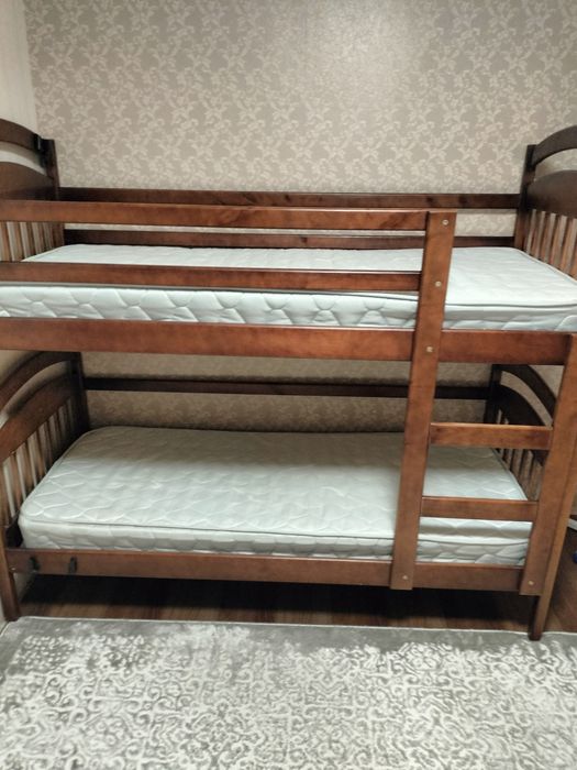 двоярусне ліжко з матрасами