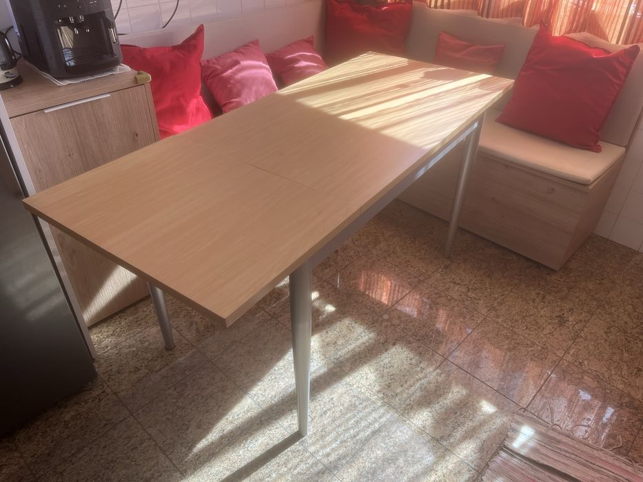 Vendo mesa com 4 cadeiras