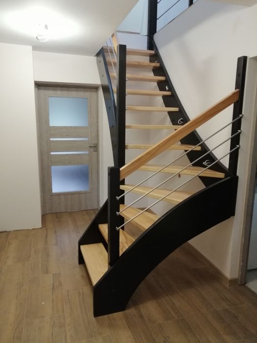 Schody drewniane policzkowe i na beton remont balustrada stal
