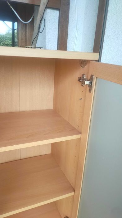 szafka stojaca z szyba matowa