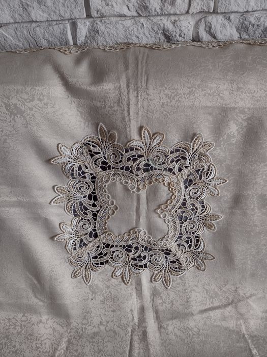 Sprzedam serwetę plamoodporną z haftem