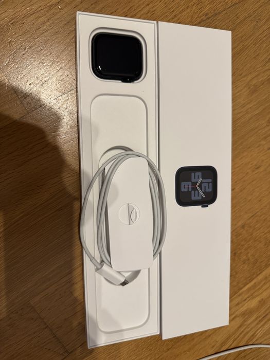 Apple Watch SE Midnight Aluminium 44 MM series 9