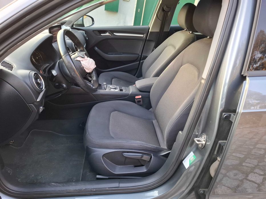 Audi A3 Sportback 1.6 TDI Design 135 Mil Kms Nacional de 2017/10