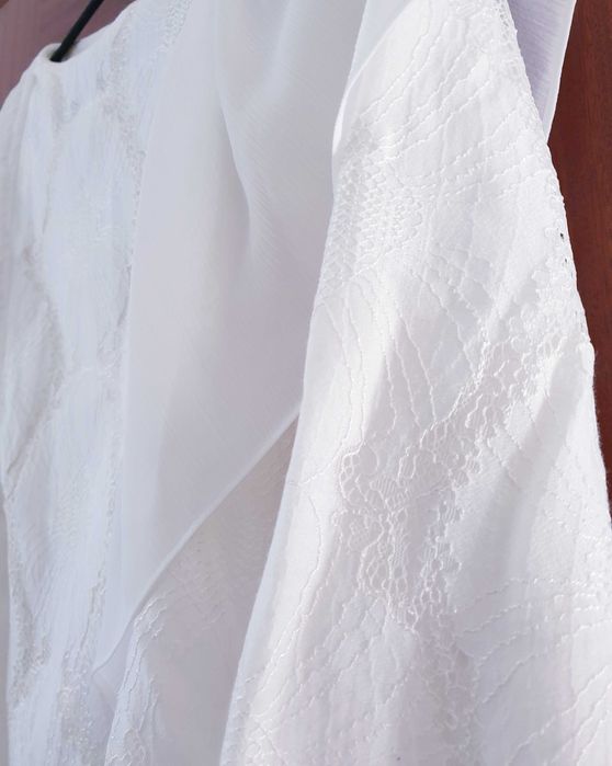 Blusa em renda branca da marca Massimo Dutti.