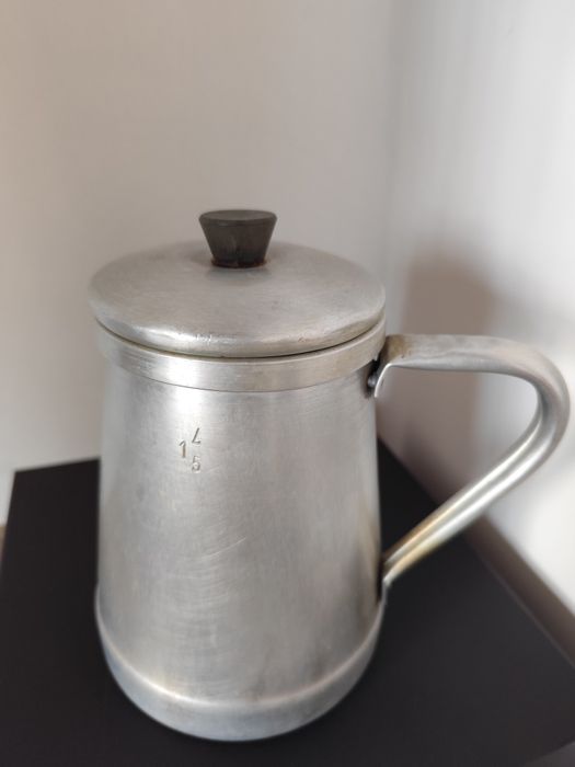 Antigo fervedor de leite e cafeteira em alumínio