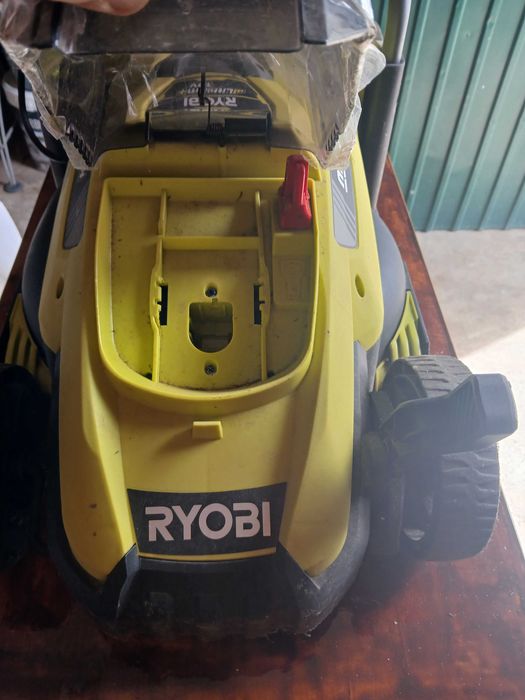 Corta relva Ryobi, sem fios, com pouco uso e duas baterias novas de 18v 4.0 ah e carregador