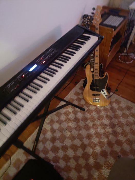 Roland RD-300GX com mala, pedal + suporte