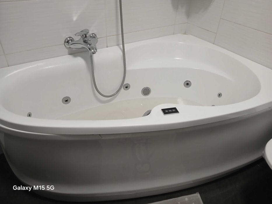 Wanna narożna z hydromasażem