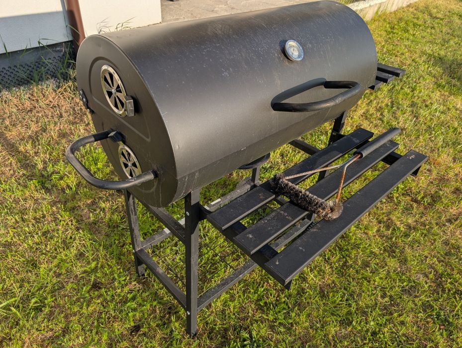 Duży rodzinny grill węglowy
