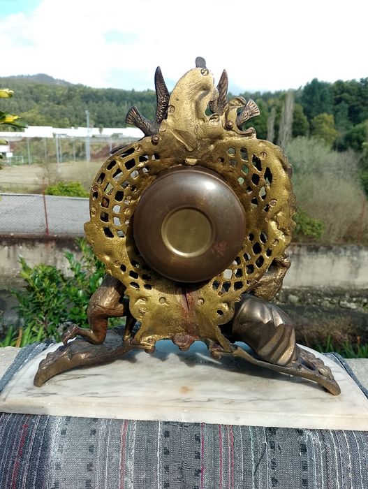 Estatueta de mesa com relógio