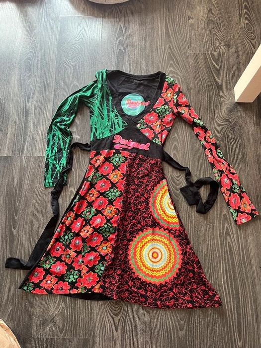 Desigual sukienka kolorowa wzorzysta z paskiem