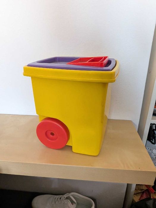 Pojemnik na klocki plastikowy żółty