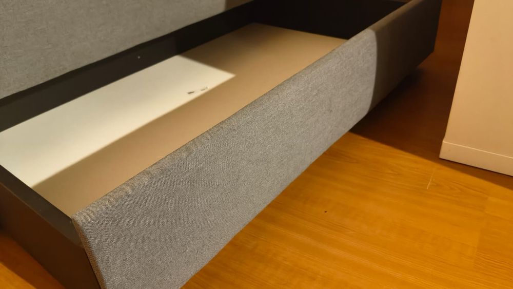 Cama IKEA com cabeceira, estofada, e dois gavetões