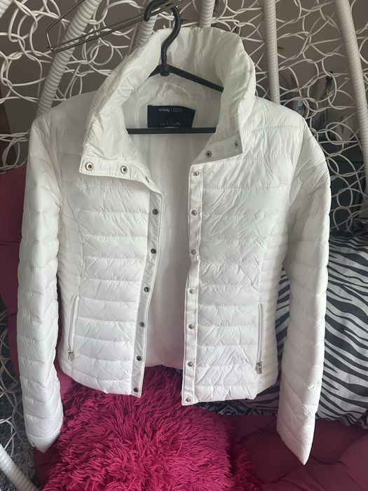 Жіноча весняна куртка білого кольору