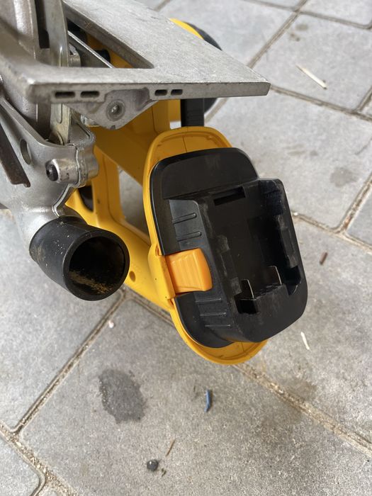 Акумуляторна циркулярна пила DeWALT DC390 (18V, 165 мм)