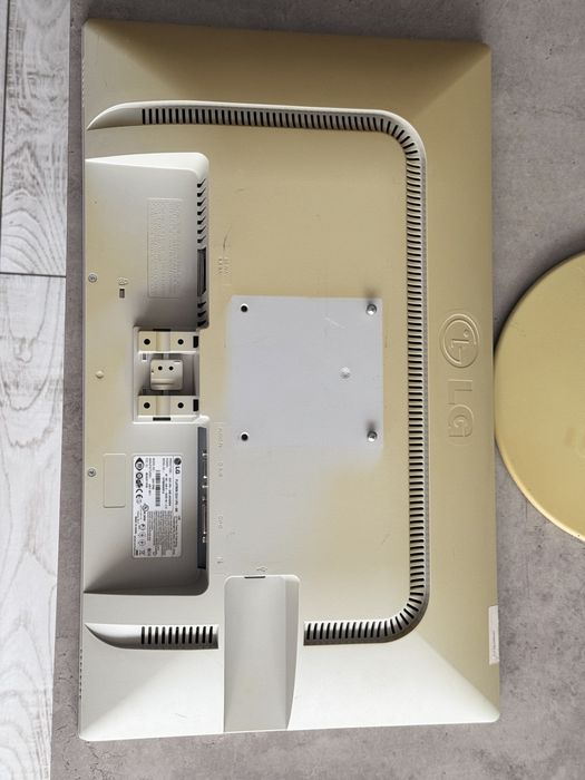 Монітор LG Flatron E2411PU