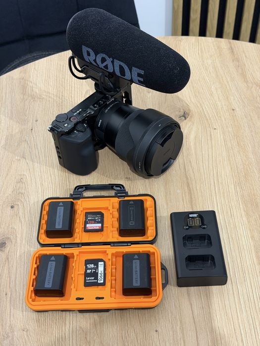 Zestaw Sony ZV-E10 + Sigma 16 mm f/1.4 + Rode Videomic Pro+
