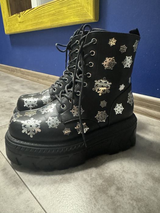 Trapery Koi Footwear w śnieżynki