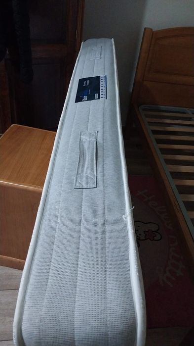 Cama de solteiro com criado mundo