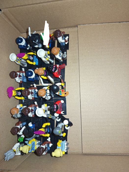 LEGO minifigures series 4
