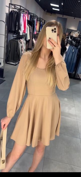 коротка бежева сукня