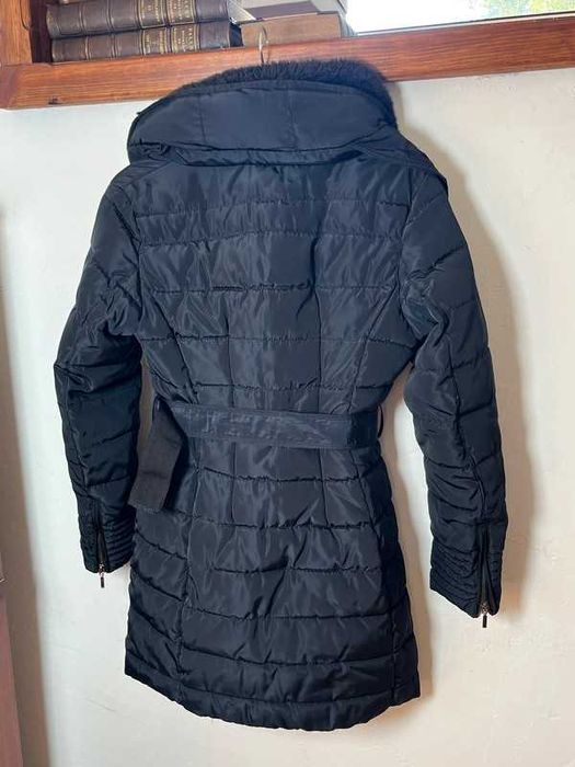 Damski płaszcz zimowy pikowany granatowy zasuwany na zamek 36/S