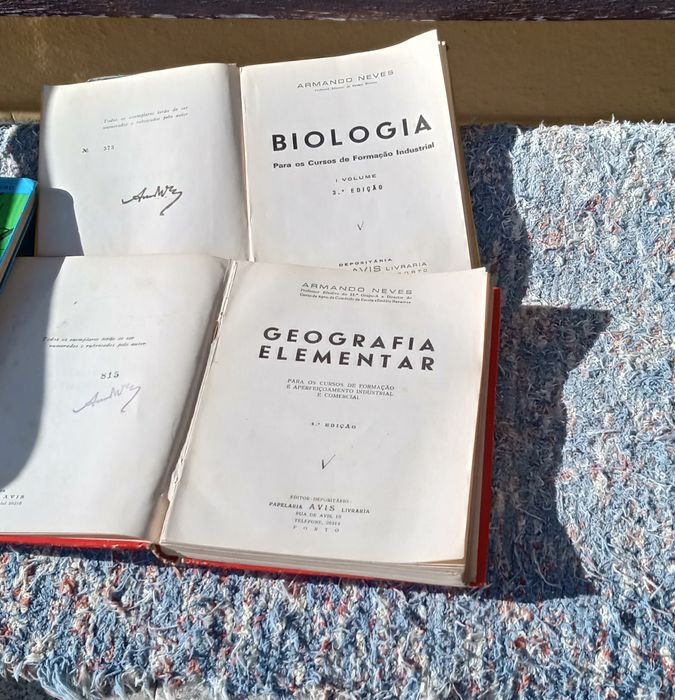 5 livros antigos (zoologia, botânica, 2 de geografia  e biologia)